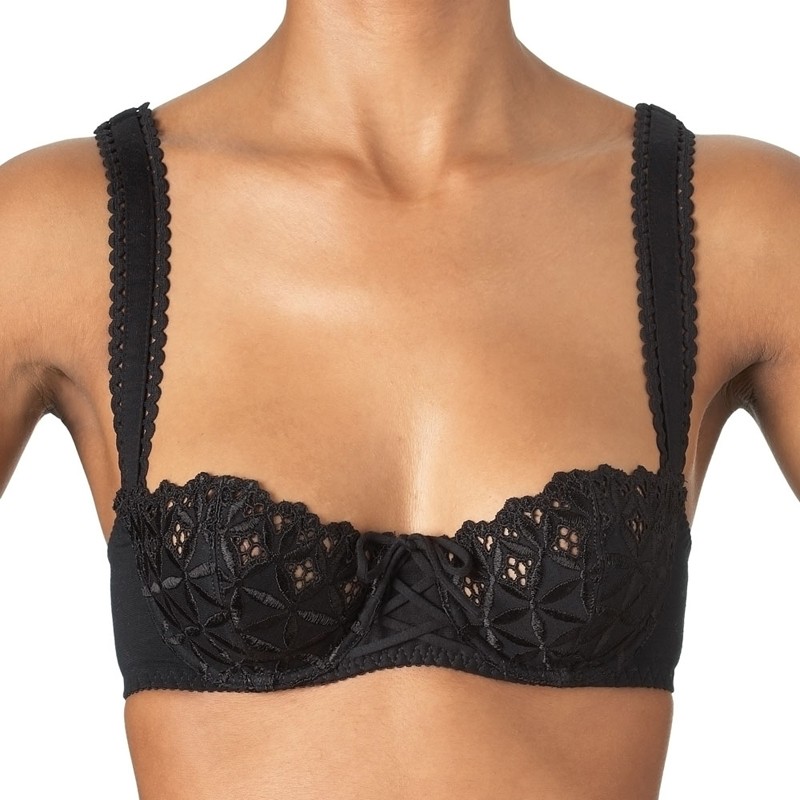Soutien gorge demi corbeille Quels sont les avantages et caractéristiques d'un soutien-gorge corbeille? Celui-ci rehausse la poitrine. Son armature enveloppe et galbe les seins; il sublime ainsi la .